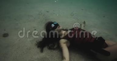 潜水妇女躺在水下海底，拍摄于电影摄影机，12位彩色